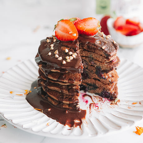 Ajdove palačinke z borovnicami in čokoladno polivko